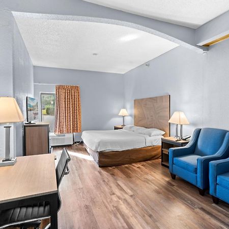 Baymont By Wyndham Lawrence Hotell Eksteriør bilde