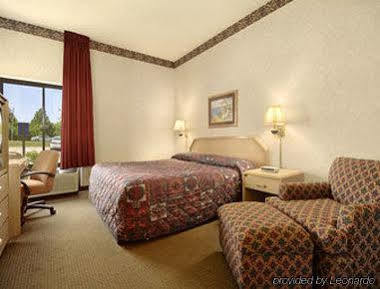 Baymont By Wyndham Lawrence Hotell Eksteriør bilde